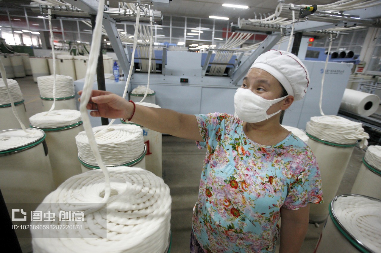 安徽省淮北市,啟鑫紡織廠的生產車間內,紡織女工加工出口的歐美地區的紡織品。