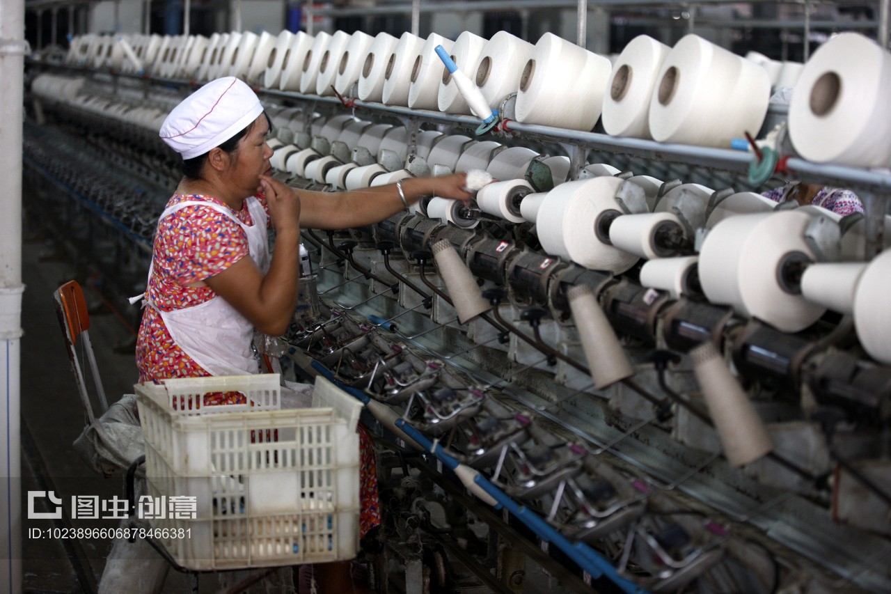 安徽省淮北市,啟鑫紡織廠的生產車間內,紡織女工加工出口的歐美地區的紡織品。